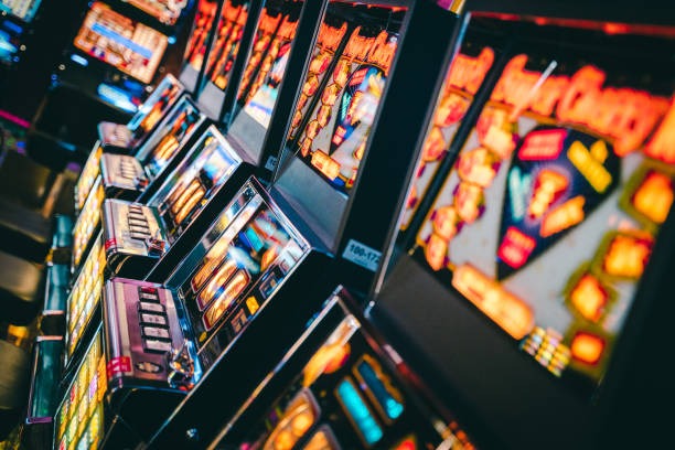 Payout table and winning combination announcement